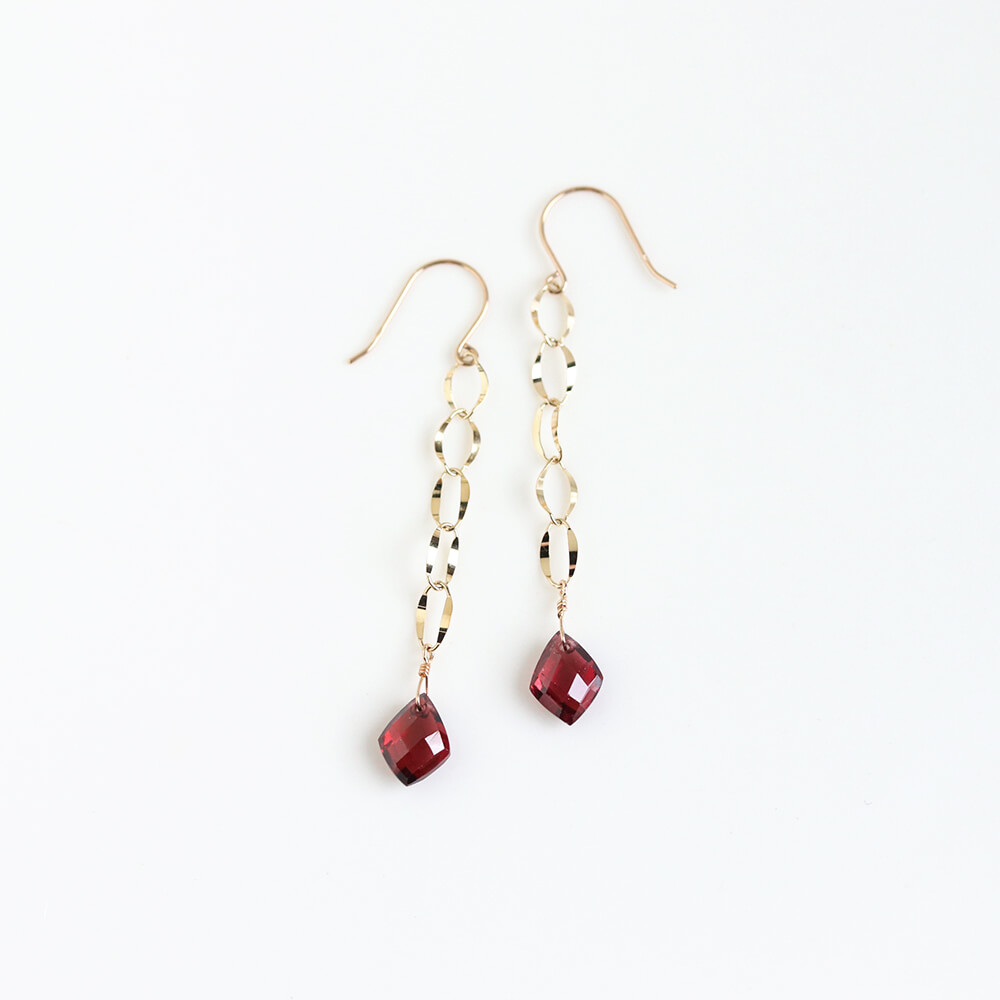 ロードライトガーネット フック ピアス | K10YG〈Web限定〉