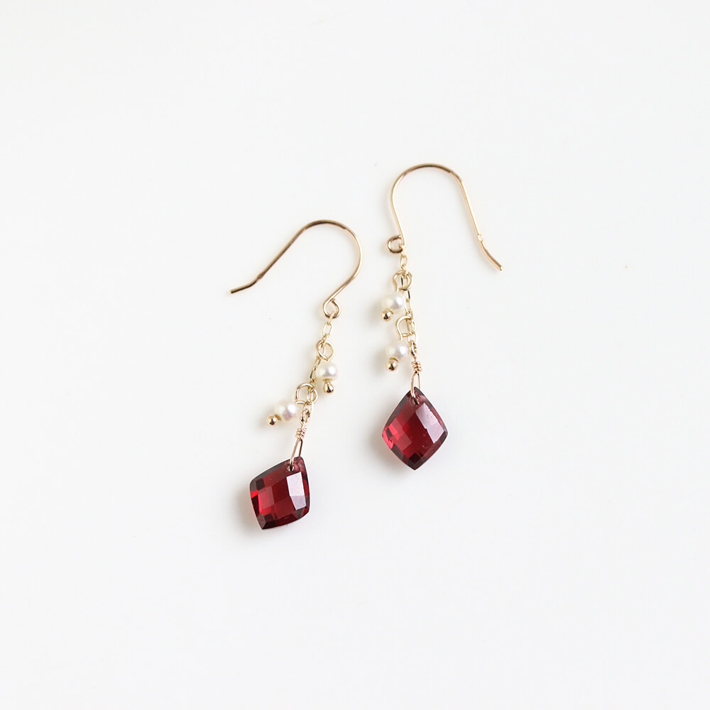 ロードライトガーネット / パール フック ピアス | K10YG〈Web限定〉