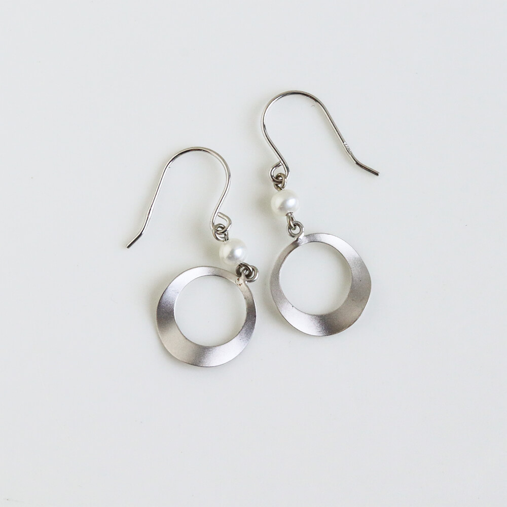 ゴールド / パール フック ピアス | K10WG〈web限定〉