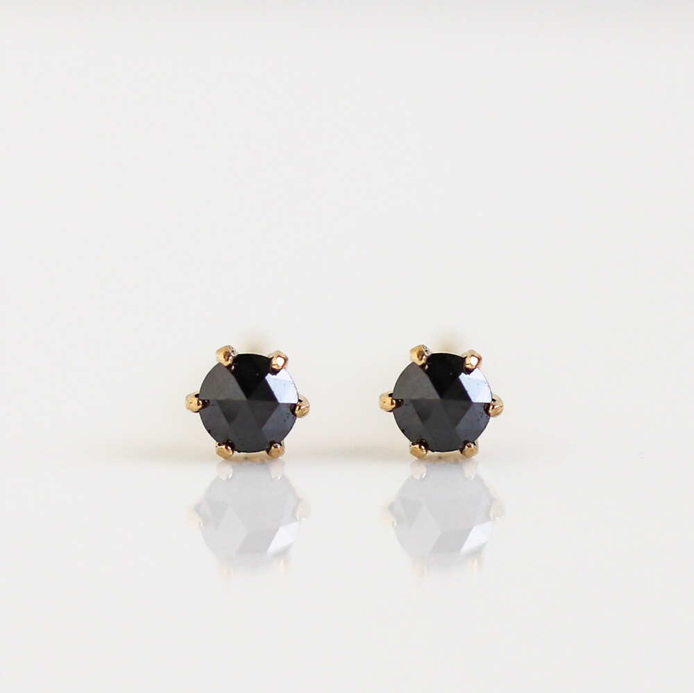 ブラックダイヤモンド 0.1ct ピアス | K18〈Web限定〉