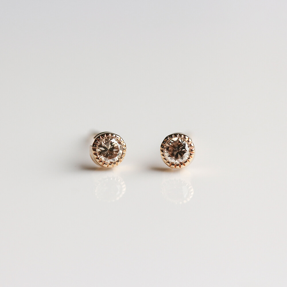 一石 シャンパンダイヤモンド 0.2ct ピアス | K10YG