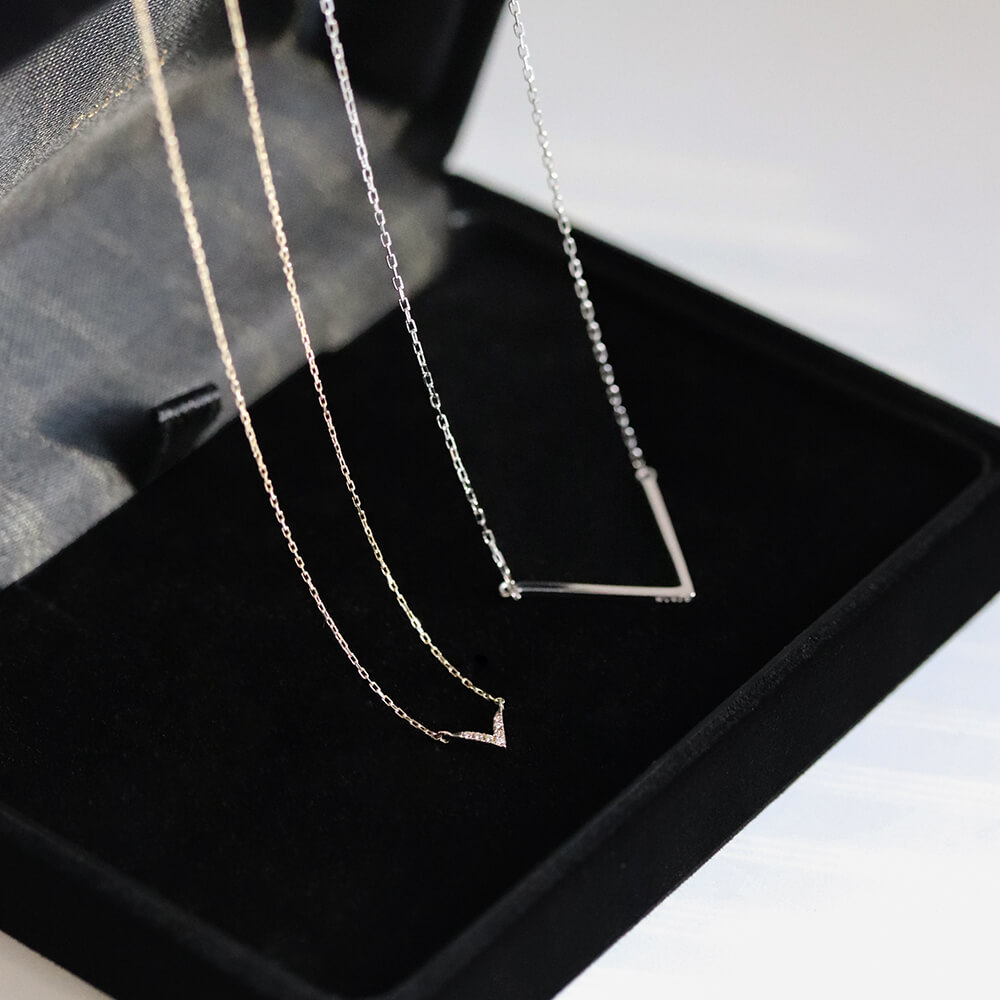 Vモチーフ ペア ネックレス | K10YG/K10WG/SV925〈Web/北千住店/ルミネ有楽町店限定〉