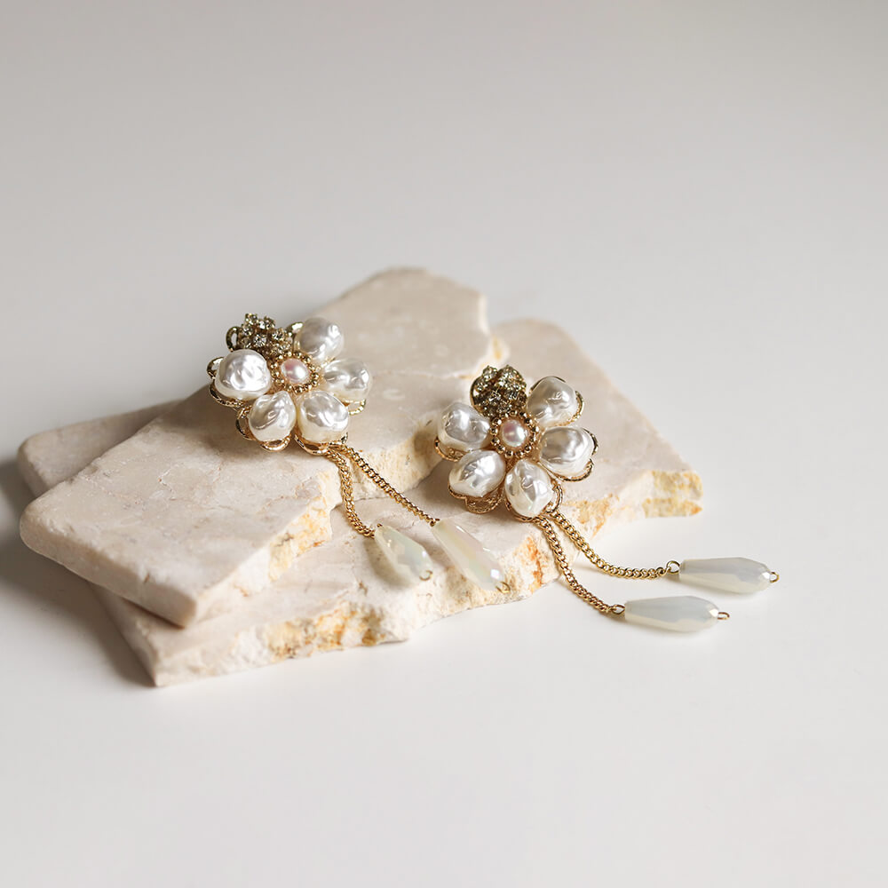 パール / クリスタル フラワー ピアス